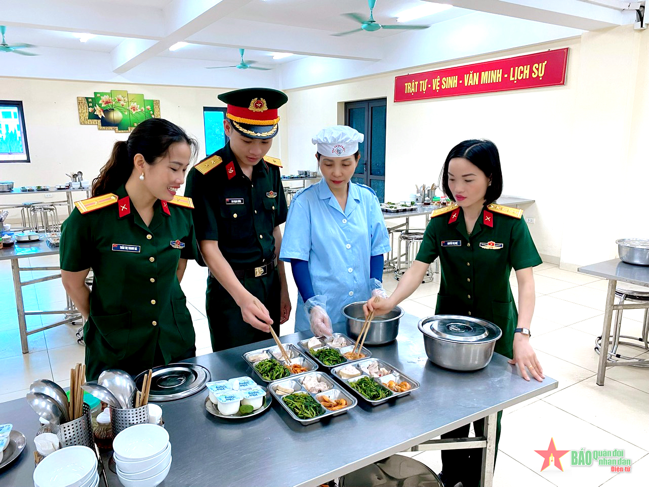 Bếp trưởng tận tâm với công việc